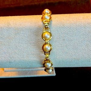 Vintage signed Monet gold tone faux pearl in excellent condition
